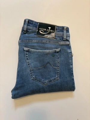 Jacob Cohen jeans limited edition - Blåa Jacob Cohen jeans limited edition 110/404  Storlek 33 //  Modell 622 //  Midja 44cm  Längd 104cm Innerben längd 80cm  Mycket bra skick lite slitet vid låret som syns på bilderna //  Skriv vid minsta fråga eller fundering🤝