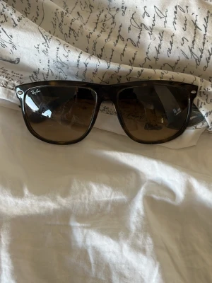 Ray-Ban Boyfriends - Säljer ett par sköna RB4147 brillor! | Väldigt fint skick finns någon mindre repa som man inte märker av! | Storlek 60:15. | Ställ gärna frågor innan du köper!