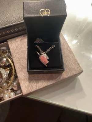 Maria Nilsdotter halsband  - Övre delen av hjärtat, köpt på nk i Göteborg. Längd: 45cm kedja. Bra skick använt fåtal gånger då jag egentligen är guld tjej. 💕putsas med silver puts innan de skickas 