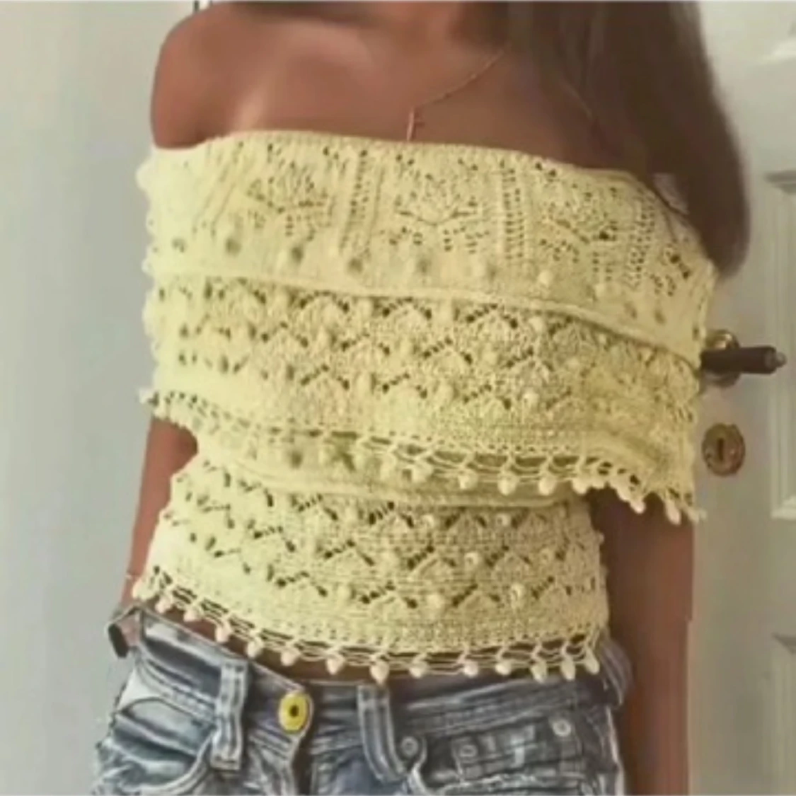 Ljusgul offshoulder stickad topp