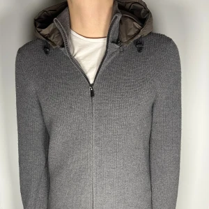Massimo Dutti cardigan - Säljer en extremt snygg och trendig Massimo Dutti cardigan i fint skick, storlek M, vid frågor är det bara att skriva.