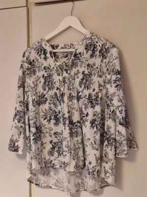 Blommig blus - Snygg vit blus från Flash Woman. Blusen har trekvartsärm. I jätte fint skick, aldrig använd🤍
