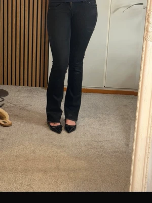 Svarta bootcut jeans - Säljer mina jättefina jeans då dem tyvärr inte passar längre💕 De är i storlek W26 L34 och är midwaist och bootcut. Som ni ser på bild 5 och 8 så har de ett hål på inre låret. Det är inget som skulle synas om man sydde det då det är på inre sidan men tyvärr vet jag ej hur man syr💕