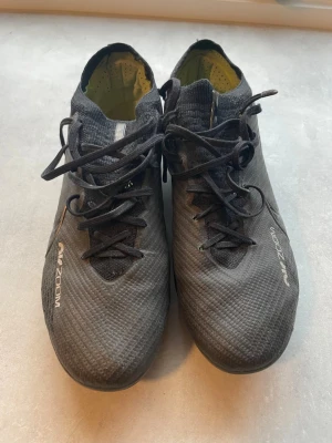 Nike mercurial 16 Elite AG svarta - Köpte dessa skor för ett tag sen men använde dem bara under en vinter säsong då dem var för små och sedan dess har dem bara stått på hyllan. Som sagt använde dem under en vintersäsong och har inte rört dem sedan dess så dem är i väldigt bra skick fortfarande. Priser går absolut att diskutera och är villig att gå ner vid snabb affär.