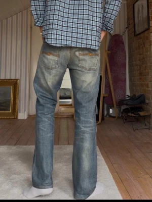 Nudie Straight Alf 33/32 - Säljer nu dessa galet feta nudie Straight Alf Jeansen storlek 33/32, de står 33/34 på lappen men de är uppsydda till en 32 Modellen är 188cm och väger 78kg  Total längd: 104 Benöppning: 20 Midja: 43  Priset kan som alltid diskuteras, hör av er vid minsta fundering! Mvh Charlie