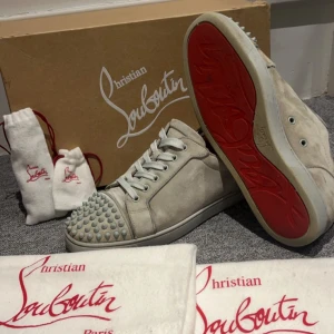  Christian Louboutin   - Säljer nu dessa riktigt feta Christian Louboutin skorna för endast 3399kr men kan såklart gå ner i pris vid en snabb affär, extra spikar och snören finns också