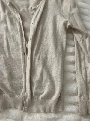 Kofta - Säljer denna kofta från Flash women i storlek M. Aldrig använd, nyskick. Vid intresse är det bara att höra av sig💕