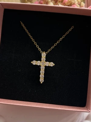 Guldpläterat kors halsband  - Tillverkat av rostfritt stål och pläterat med 18k guld