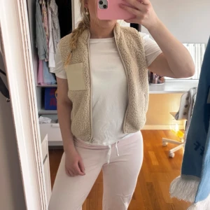 Beige teddyväst med ficka - Beige teddybjörn med ficka. Helt ok skick! Storlek XS och från ONLY.
