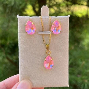 Smyckesset Pear Light Rose Laquer De Lite - Ett set med halsband och stud örhängen. Guldplätterad mässing och kristaller. Pear 14mm Light Rose Laquer De Lite. Längd 48cm inkl lås och förlängningskedja.  Finns även att få i andra färger på kristallen.   Jag skickar endast spårbart, samfraktar. Fast pris. Besök gärna mina övriga annonser.  Till mina smycken använder jag kristaller från Preciosa, Aurora och Swarowski.