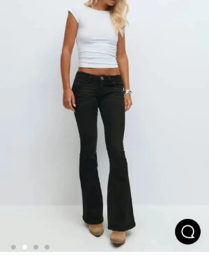 Low waist jeans från Gina 14+ - Säljer dessa supersnygga svarta jeans ifrån Gina 14+ då de tyvärr var lite stora för mig. I fint skick men priset kan absolut diskuteras 💝💝 