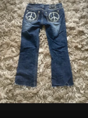 Miss me jeans - Bootcut jeans köpta från vinted men har inte använt dom så säljer vidare :) storlek 29 så ca en M/L. (tror förra ägaren har klippt de) Midja: 39 cm Innerben: 67 cm