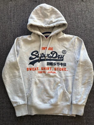 Superdry hoodie / sällsynt modell ✌️ - Säljer nu denna hoodie ifrån “Superdry” Storlek M | Sällsynt modell | Perfekt nu till våren | Obs deffekt vid bröstet bild visas | Frågor och funderingar? Meddela direkt 😊 Obs kan även gå ner i pris vid snabb affär! Fraktas inom 24h 📦