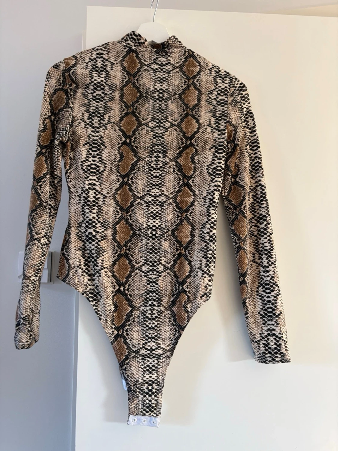 Ormmönstrad långärmad body - 3