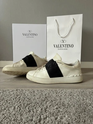 Valentino Garavani vita sneakers - Sköna valentinos med mjuk sula storlek (41 och en tredjedel). Använt inte så mycket inte alls så slitna. Bra skor