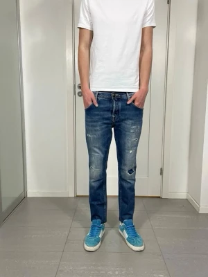 Jacob Cohën Jeans - Jacob Cohën style 682 med snygga slitningar | Passar bäst på dig som är runt 175cm | Midja 41 cm och Längd 96 cm | Mycket fint skick! | Hör av dig vid frågor eller funderingar!🙌