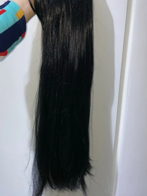 Svart löshår clip-on rak - Långt, svart löshår med rak textur som enkelt fästs med clips. Perfekt för dig som vill ha extra längd och volym på nolltid. Löshåret har en naturlig glans och smälter snyggt in med ditt eget hår. Passar till många olika frisyrer och looks. 