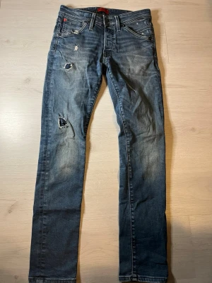 Jack and Jones slim Glenn  - Säljer ett par stilrena Jack & Jones jeans modell slim Glenn i storlek W30 L32 mycket bra skick och med slitningar som är populärt just nu
