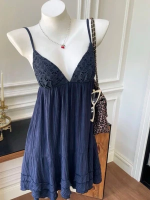 Mörkblå sommarklänning - Söt mörkblå kort klänning med tunna axelband och v-ringning. Överdelen har fina spetsdetaljer och kjolen är lätt rynkad med volangkant. Perfekt för sommardagar. Aldrig använd, blev fel storlek när jag beställde. Skriv vid fler bilder 💕