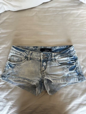 Lågmidjade jeansshorts  - Säljer dessa skitsnygga Lågmidjade jeansshorts då de inte passar! Inga defekter eller så❤️