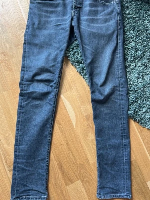Gråa Dondup George Jeans  - Gråa Dondup George jeans i storlek 34. Riktigt snygga dondups med fin färg och skönt material för sommaren. För fler frågor är det bara att skriva privat!✌️