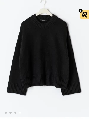 Svart stickad tröja från Gina - Säljer denna stickade tröjan från Gina!! Använd några gånger och har fått några nopprror men inget man tänker på! Pris kan diskuteras och skriv privat för egna bilder