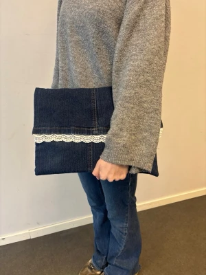 Datorfodral 💙 - Blått datorfodral av återvunna jeans med filt och silke inuti, vit spets och magnetisk knapp!💙 Fodralet är ca 37x27 cm🌟