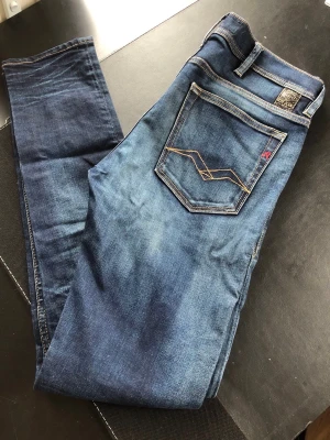 Replay Jondrill - Säljer ett par riktigt snygga Replay jondrill. Storleken på jeansen är W31, L32.  Passar XS/S/M. Perfekta till vardagslooken och passar till det mesta. Säljs för 249kr pga att jag inte får användning av dem och nypris 1500-1800kr!☺️