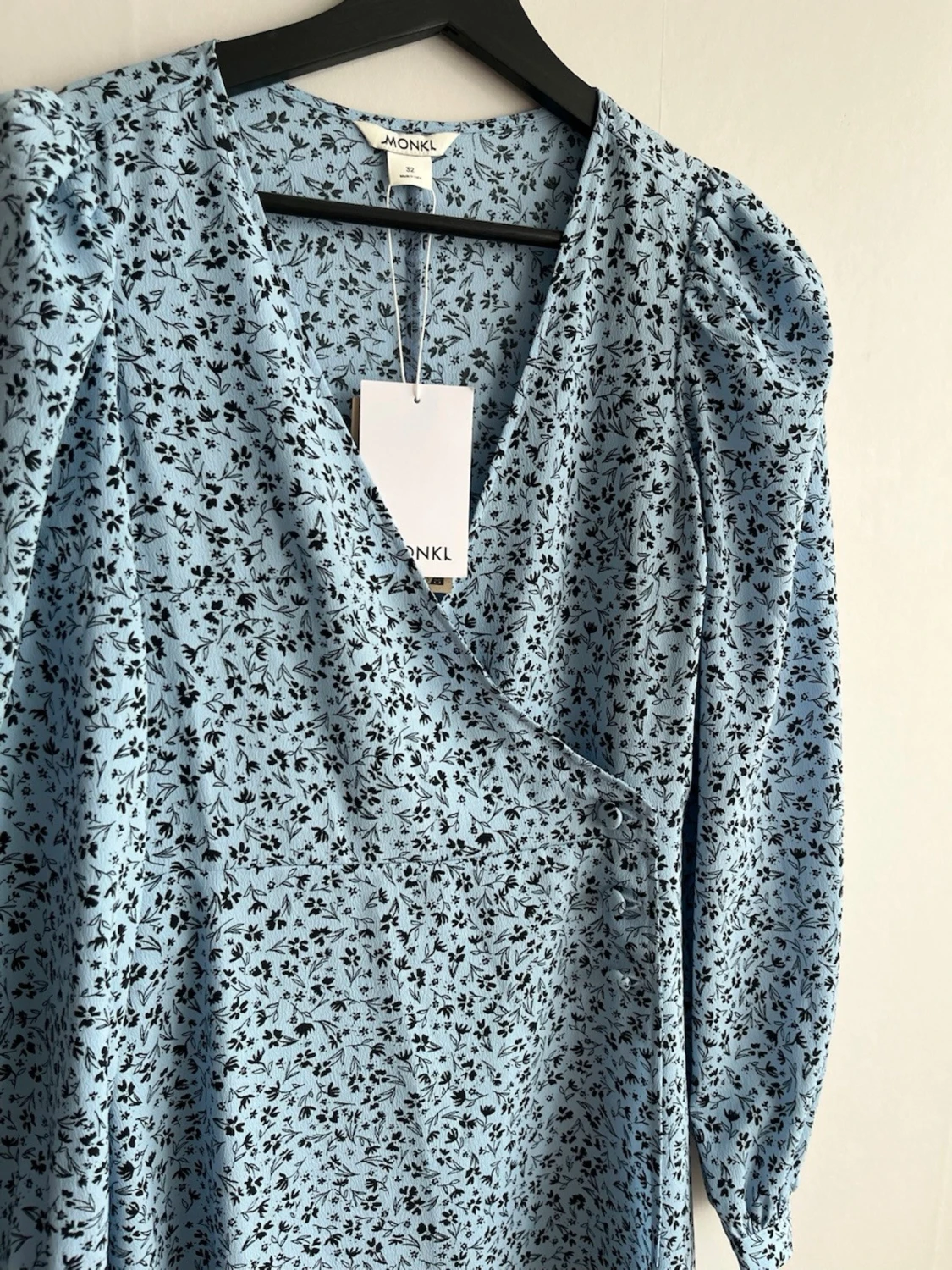 Blommig blå omlottklänning Monki - 1