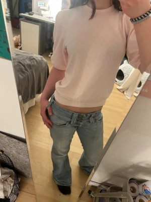 Rosa T-shirt  - En fin rosa topp med pösiga ärmar och skönt material, använd fåtal gånger och är i princip i ny skick, skriv vid fler frågor 