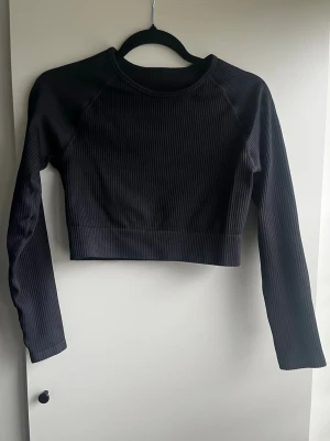 Aim’n ribbed crop top  - Svart ribbad croptop från Aim’n. Knappt använd men bortklippt lapp, strl L.