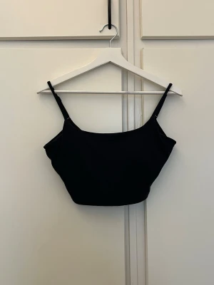 Träningstopp - Säljer denna Träningstopp med öppen rygg i storlek M. Väldigt bekväm och snygg. Bra skick, endast använd fåtal gånger🩷