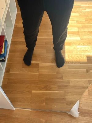 Svarta mjukisbyxor med dragsko - Säljer ett par svarta mjukisbyxor från Ralph lauren som är i underbart skick. Storleken är XL men i barnstorlek, och passar mig perfekt som vanligtvis har M. Skickas snabbt och hör av er vid minsta funderingar!!😊