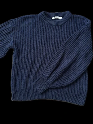 Stickad tröja - Stickad marinblå tröja från NA-KD i storlek S. Tröjan blir inte nopprig. Använd ca 2-3 ggr. Inga defekter. 🙌🏼🩵