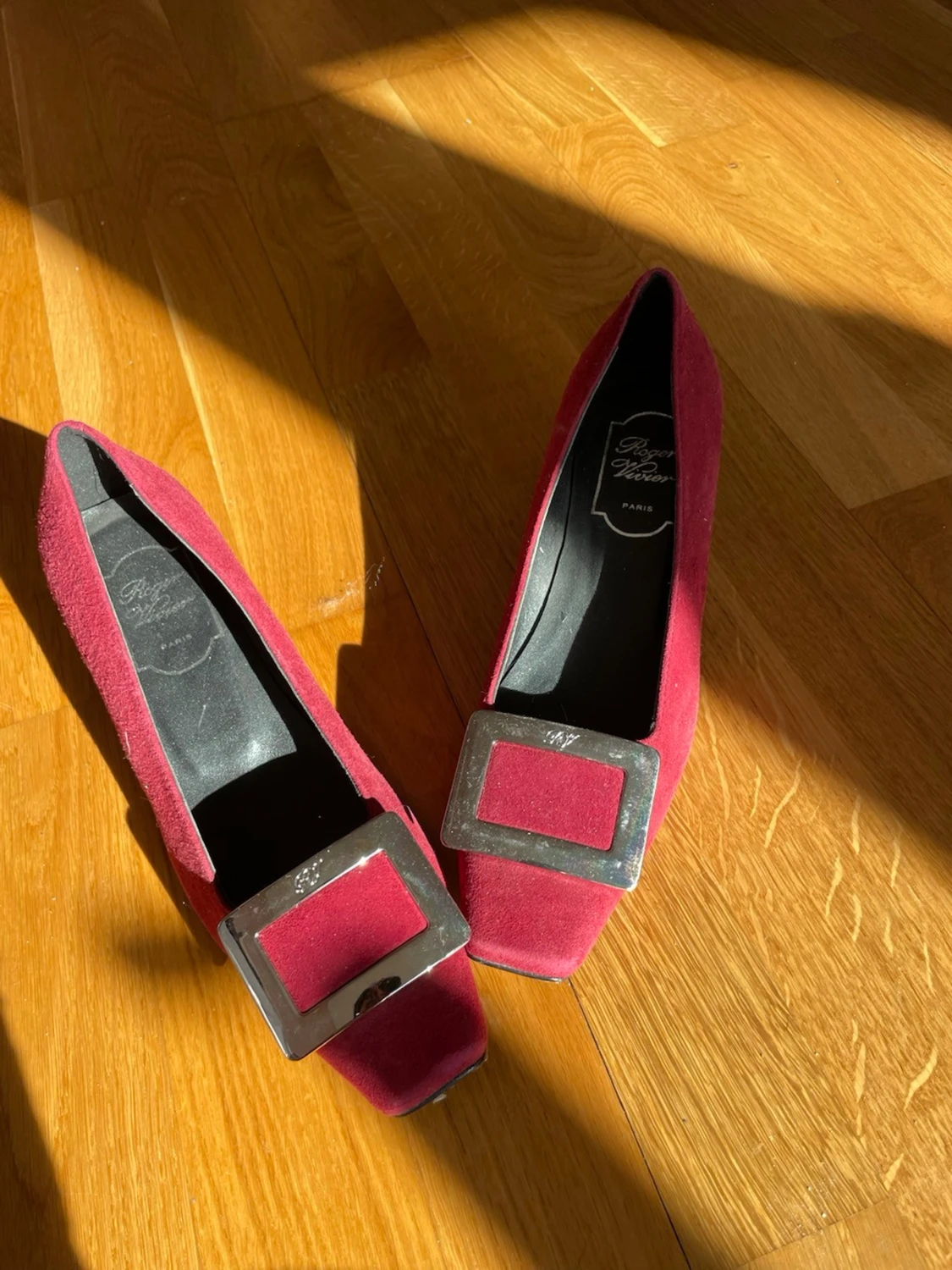 Roger Viver Vinröda mockapumps med fyrkantig detalj - 3