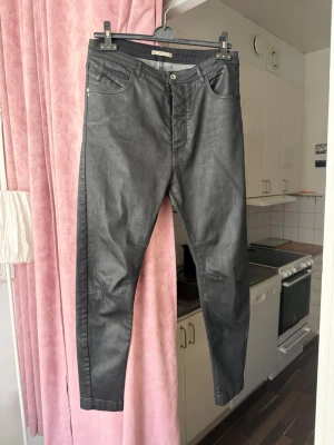 Patrizia Pepe coated jeans – svart – storlek 27 – nyskick - Patrizia Pepe coated jeans – svart – storlek 27 – nyskick  Snygga svarta coated jeans från Patrizia Pepe med läderlook. Figurnära modell med stretch som sitter mycket fint. Tillverkade i Italien i hög kvalitet. Perfekta både till vardag och fest.  • Märke: Patrizia Pepe • Storlek: 27 • Färg: svart • Coated / läderlook • Stretchiga • Made in Italy • Skick: nya / nyskick  Pris: 500  Kan skickas eller hämtas.