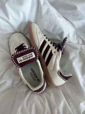 Adidas Wales bonner - Adidas x Wales Bonner i vinröd och vit. Använda ca 3 gånger så i nyskick. Storlek 38. Låda tillkommer.