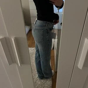 Ljusblå lågmidjade jeans - Säljer ett par helt nya blåa jeans från Bikbok! Jätte sköna och snygga. Hann inte lämna tillbaka dom i tid då storleken var för liten för mig så säljer dom här ist.💕Storlek 24/32! Pris i butik just nu: 699!