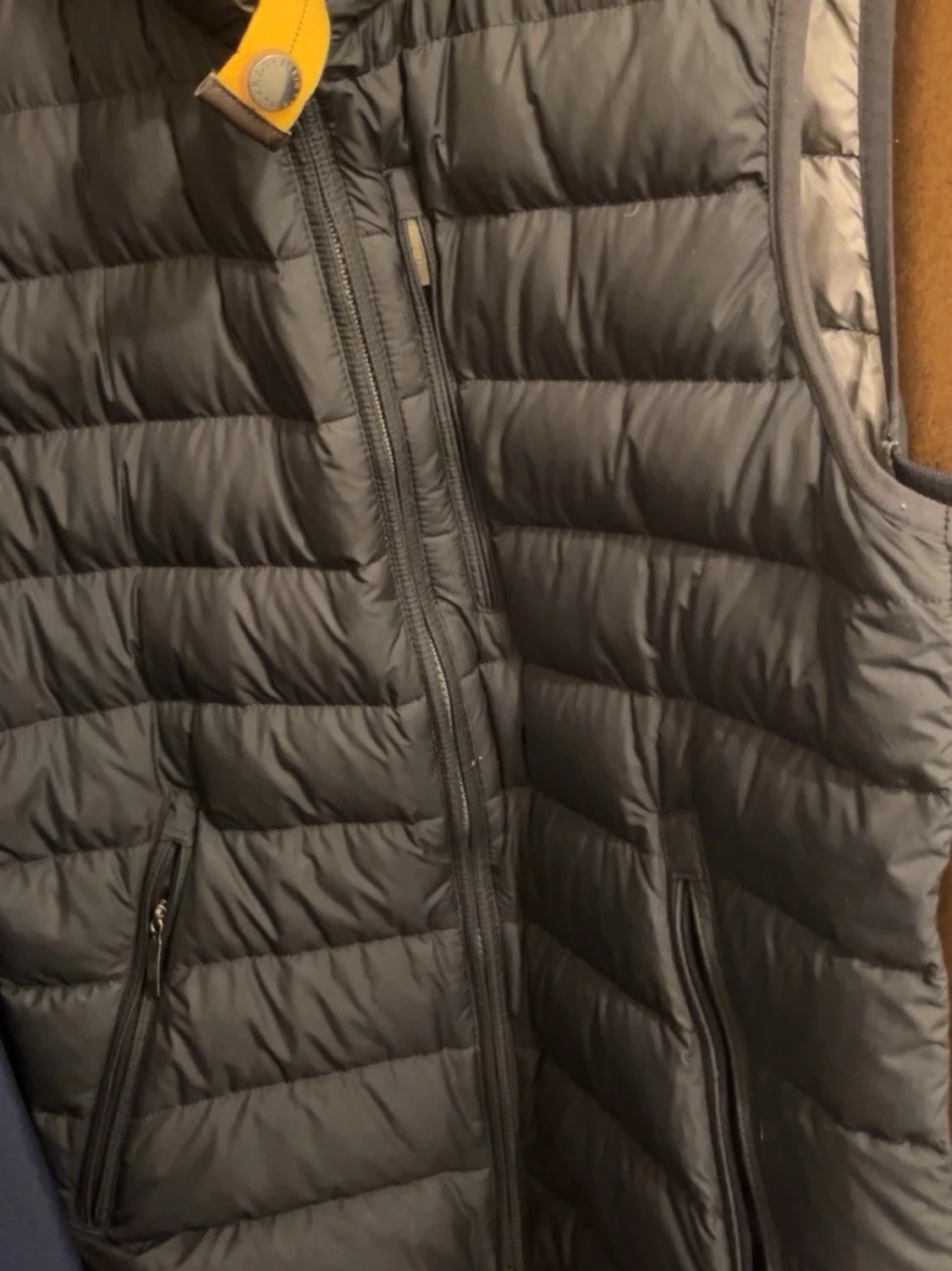 Svart dunväst med dragkedjor - 1