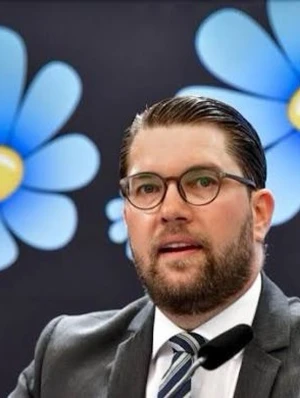 Grå kostym med vit skjorta och slips - Snygg grå kostym med klassisk passform, matchad med en vit skjorta och en blå- och vitrandig slips. Perfekt för dig som vill ha en stilren och tidlös look. Kostymen har kavaj med slag och knappar framtill.