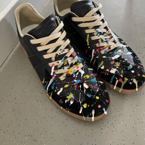 Maison Margiela paint splatter  - Säljer ett par schysta gats i storlek 47. Dem är knappast använda och är i nyskick. Finns ej tyvärr box till dem utan endast skorna. 