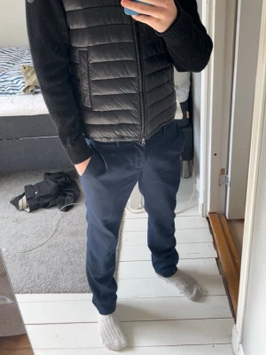 Svart cardigan från colmar - Säljer en svart cardigan med stickade ärmar och huva. Jackan har quiltad kropp, dragkedja framtill och två fickor. Perfekt för dig som vill ha en modern och bekväm jacka med coola detaljer. Jackan är från colmar och kostar från börjar 3700, hör av dig vid funderingar 😁