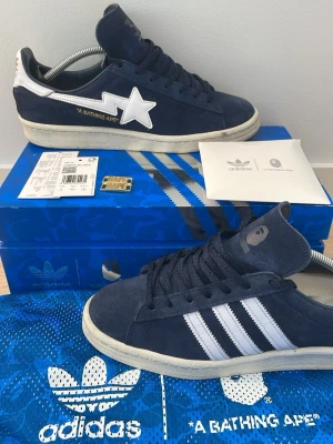 Adidas Campus 80s x Bape - Adidas campus x Bape collab skor i navy suede. Bapes 30th anniversary sneaker i bra skick använda bara ett fåtal gånger med allt og