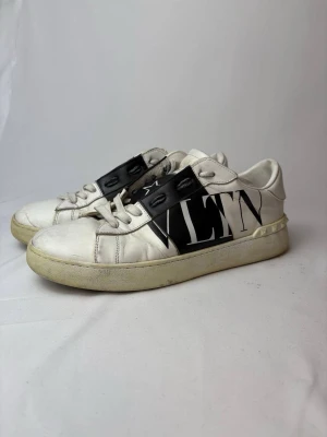 Valentino Open - Säljer dessa Valentino Open sneakers! Skorna är i dåligt skick generellt bra men hål i sulan syns på bild! Går forf att använda eller laga om man inte är så kräsen!