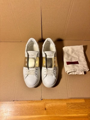 Valentino Open Sneaker 42 1/2 - Okej skick, Nypris ~7000kr, 100% äkta 