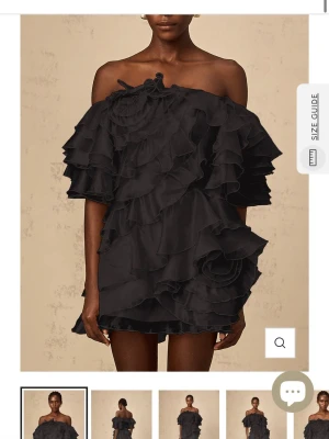 Svart offshoulder volangklänning - Supersnygg svart kortklänning med offshoulder och massor av volanger. Klänningen har en lös passform och är tillverkad i ett lätt, flowy material som ger en cool och trendig look. Perfekt för dig som vill sticka ut med en unik och statement klänning. Från miss rosier, och luftigt material. Skulle säga att den är mindre i storleken så typ Xs❤️