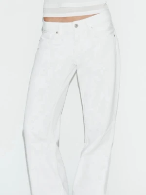 Vita Zara jeans🤍 - Säljer dessa trendiga jeans från Zara eftersom de tyvärr är för små(alla bilder är lånade)!.