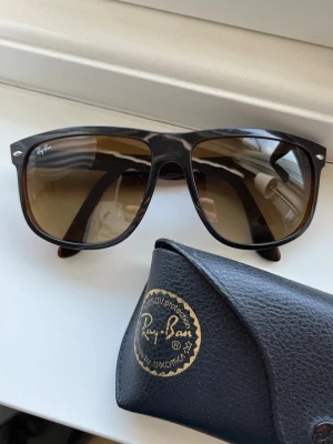 Ray-Ban Boyfriend solglasögon  - Säljer ett par riktigt sköna RB4147 brillor! | Utmärkt skick finns inga fel på dom! | Kommer med fodral. | Storlek 60:15. | Ställ gärna frågor innan du köper!