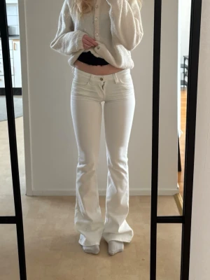 Vita cheap Monday jeans - Superfina oanvända jeans från cheap Monday i storlek 25/34 som tyvärr är aningen tajta för mig. För jämförelse är jag 166 cm lång. Jag är medveten om att priset är högre än originalpriset men jag själv köpte dem dyrt och vill därför sälja för det priset💕skriv för frågor