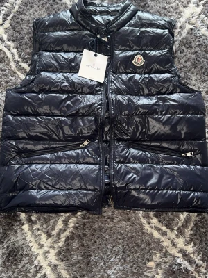 Moncler Gui väst - Helt ny moncler väst storlek XXL men passar M/L eftersom moncler går upp i storleken